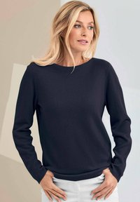 Marineblauer Strickpullover mit langen Ärmeln und rundem Ausschnitt. Weiche Textur, taillierte Passform sowie gerippte Bündchen und Saum.