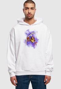 Hanorac alb cu o grafică mare de strop de acuarelă violetă și un design cu jucător de baschet. Are o buzunar tip cangaroo și manșete ribbate.