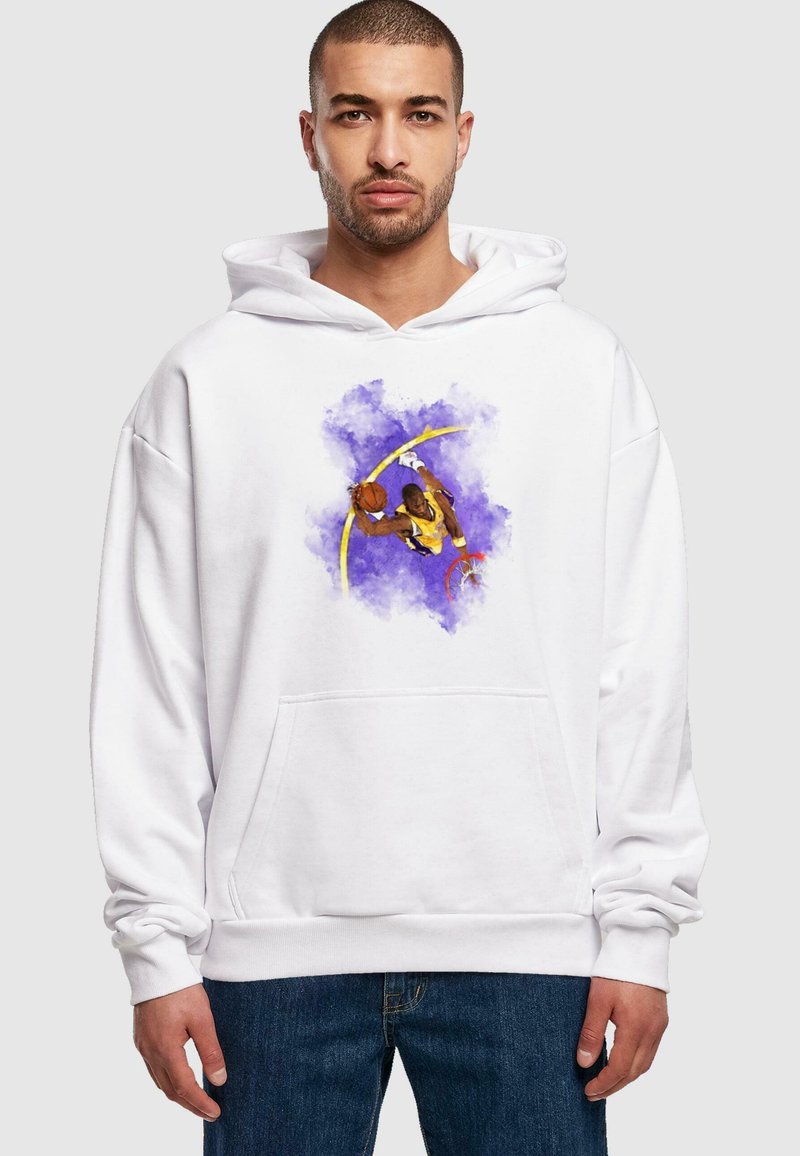 Hanorac alb cu o grafică mare de strop de acuarelă violetă și un design cu jucător de baschet. Are o buzunar tip cangaroo și manșete ribbate.
