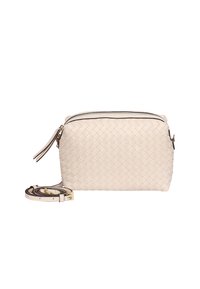 Geflochtene beige Lederhandtasche mit rechteckiger Form, einem oberen Reißverschluss und einem verstellbaren Riemen. Verfügt über eine glatte Textur mit dezenten Details.