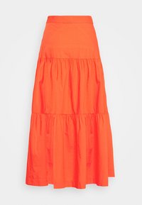 Kirkas oranssi kerroksellinen midi-hame, jossa on kerättyjä saumoja ja tiukka vyötärö, tasaisella vaalealla taustalla.