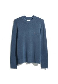 Pull bleu en tissu doux et texturé. Il présente un col rond, des poignets côtelés et un ourlet, avec un petit logo brodé sur la poitrine.