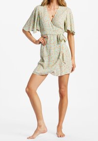 Wickelkleid aus leichtem Stoff mit einem pastellfarbenen Blumenmuster, flatternden Ärmeln, V-Ausschnitt und gebundenem Taillenband.