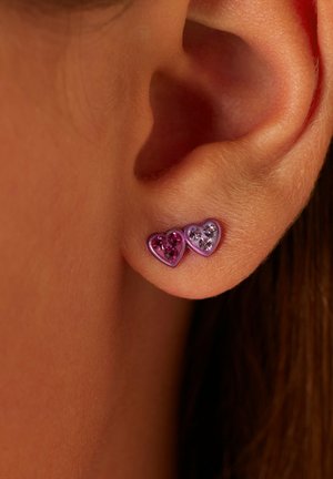 Boucles d'oreilles en forme de cœur en rose et violet, ornées de cristaux scintillants. Le design est brillant avec des couleurs contrastées et des surfaces lisses.