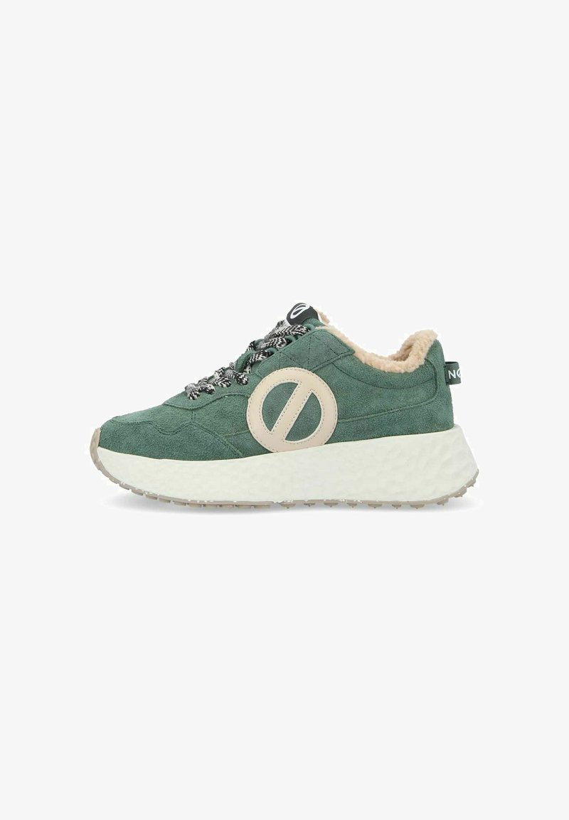Basket verte en suede avec un détail de logo beige, semelle extérieure texturée blanche, lacets noirs à motifs et un col en tan moelleux.