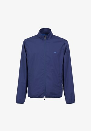 Granatowa, lekka kurtka z wysokim kołnierzem, pełnym zamkiem błyskawicznym i elastycznymi mankietami; posiada małe niebieskie logo na lewej piersi.