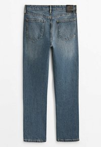 Jeans en denim bleu à coupe droite avec poches arrière et un patch de marque noir sur la ceinture, vus de dos.
