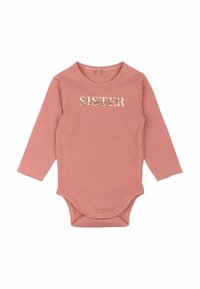 Ružový detský overal s dlhým rukávom, vyrobený z mäkkého bavlneného materiálu, so vzorom "SISTERS" s kvetinovým motívom na hrudi a patentkami na spodnej časti.