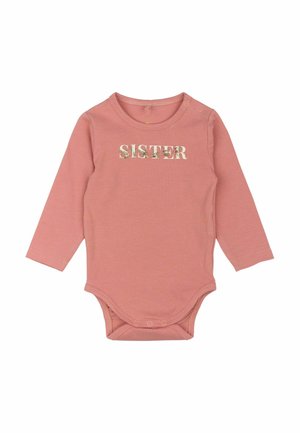 Langärmliger rosa Babystrampler aus weicher Baumwolle, mit einem "SISTER"-Design im Blumenmuster auf der Brust und Druckknöpfen am Boden.