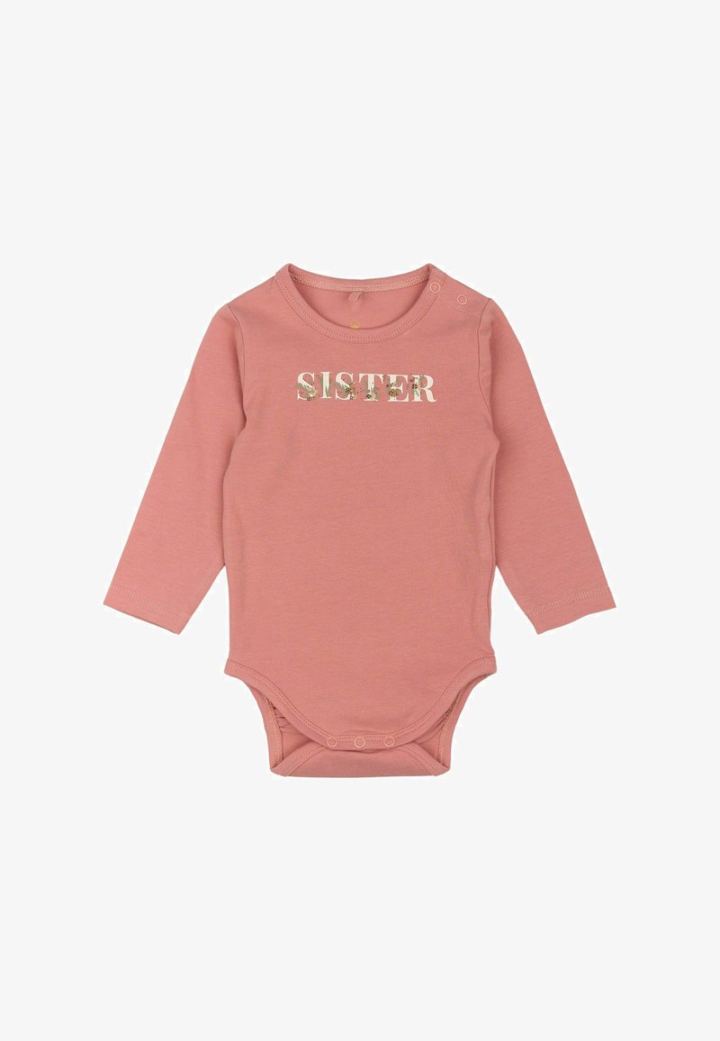 Ilgųjų rankovių rožinė kūdikio bodysuit, pagamintas iš minkštos medvilnės, su užrašu "SESERIS" gėlių raštu krūtinėje ir snapeliais apačioje.