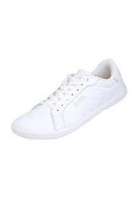 Zapatilla deportiva sintética blanca con diseño de cordones, puntera redondeada, acentos perforados en el costado y suela de goma plana.