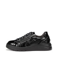 Zapatilla de cuero negra con un acabado brillante, diseño de cordones, cremallera lateral y suela texturizada. Presenta un cuello acolchado y detalles cosidos.