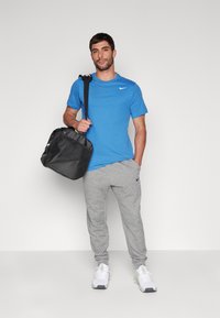 Nike Performance CREW SOLID - Sportfelső - star blue