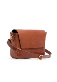 Borsa a tracolla in pelle marrone con chiusura a pattina, tracolla regolabile e dettagli in metallo dorato; texture liscia e forma rettangolare.
