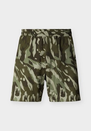 Pantaloni scurți cu model de camuflaj verde și maro, cu talie elastică, concepuți pentru purtare casual.