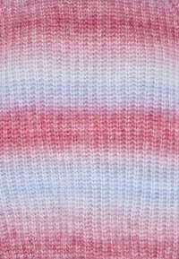 Tessuto a maglia che mostra un motivo a gradiente con sfumature di rosa e azzurro chiaro, caratterizzato da una morbida texture e un design di punto uniforme.