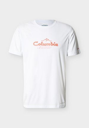 Fehér rövid ujjú Columbia sportpóló barack logóval, hegyi grafikával és a "SPORTSWEAR COMPANY PORTLAND, OREGON" felirattal az elején.