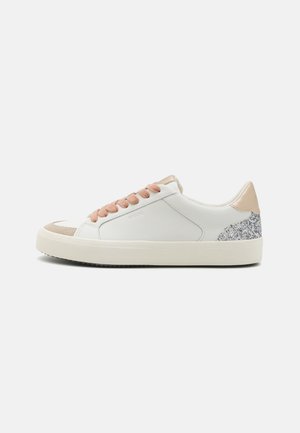 Sneaker bianco in pelle con accenti color marrone e lacci rosa. Presenta un pannello posteriore glitterato e una punta testurizzata. Suola in gomma per una buona aderenza.