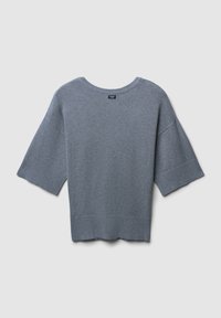 Maglione a maniche corte grigio in maglia con maniche larghe e orlo a coste, mostrato da dietro su uno sfondo chiaro e neutro.