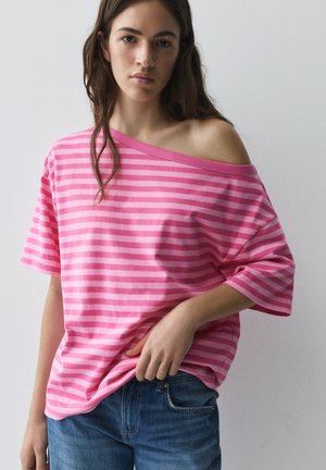 PULL&BEAR, ASYMMETRIC SHORT SLEEVE - T-SHIRT - T-shirt imprimé - pink