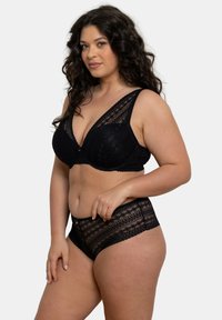 Ensemble de lingerie en dentelle noire comprenant un soutien-gorge avec un design à motifs et des bretelles larges, associé à une culotte taille haute avec des accents en dentelle assortis.