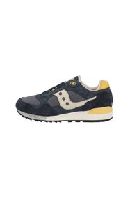 Marineblaue und graue Wildleder-Sneaker mit cremefarbenen Akzenten, gelber Ferse, schwarzer Gummisohle und Schnürverschluss. Mit Logodetail an der Seite.