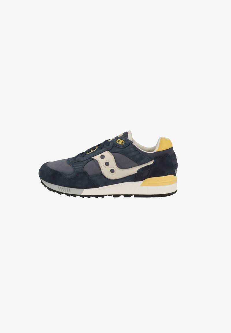 Sneaker in suede blu navy e grigio con dettagli color crema, tacco giallo, suola in gomma nera e chiusura con lacci. Presenta un dettaglio del logo sul lato.
