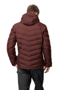 Veste matelassée à capuche bordeaux avec un motif en chevrons, dotée d'une poche zippée et d'une silhouette ajustée. Texture lisse et isolation chaude.