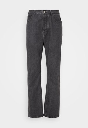 Jeans de mezclilla negros con un diseño de pierna recta, que presentan un cierre frontal con botón, trabillas para cinturón y un ligero desgastado para aportar textura.