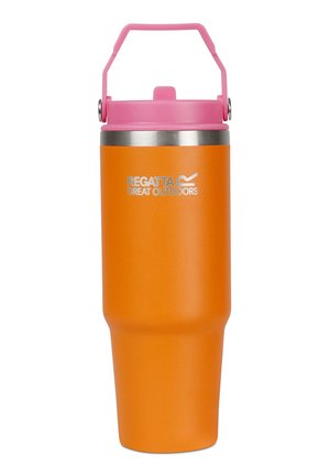 Großer oranger isolierter Becher mit rosa Deckel und Griff, mit silbernem "Regatta Great Outdoors" Logo.