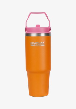 Wysoki pomarańczowy izolowany kubek z różową pokrywką i uchwytem, z srebrnym logo "Regatta Great Outdoors".