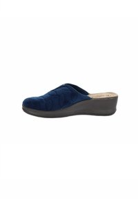 Zoccoli di tessuto blu navy con un motivo trapuntato, punta arrotondata e una suola a tacco basso nera per il comfort. Interno foderato liscio.