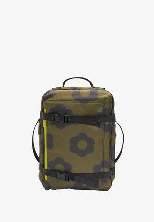 Zielony prostokątny plecak z czarnymi kwiatowymi wzorami, dwoma czarnymi regulowanymi paskami z klamrami, górną rączką i pionową kieszenią na zamek.