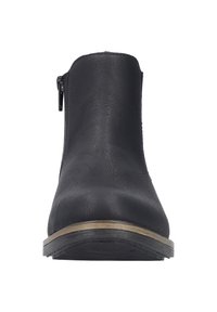 Bottine noire avec un tige synthétique lisse, fermeture éclair sur le côté et une semelle plate texturée avec un subtil accent en bois sur le bord.