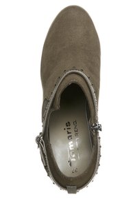 Braune Wildleder-Ankle Boots mit runder Spitze, dekorativen Nieten am Rand, einem seitlichen Reißverschluss und einer leicht gepolsterten Innensohle.
