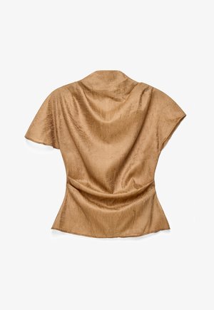 Lyhythihainen beige pusero, jossa on teksturoitu kangas, laskostettu selkäosa ja vartalonmyötäinen vyötärö, esillä valkoisella taustalla.