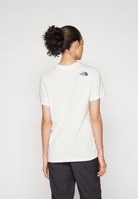 The North Face RELAXED EASY TEE - Apdrukāts T-krekls - white dune/midnight petrol