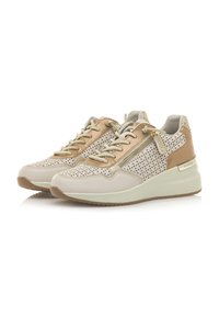 Zapatillas ligeras de cuero beige y marrón claro, con detalles perforados, acentos texturizados, puntera redondeada y collar acolchado para mayor comodidad.