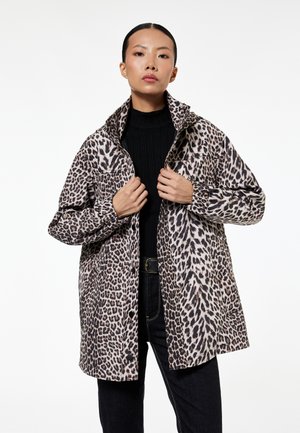 Leopardmønstret jakke med høj krave, lange ærmer og sidelommer. Stoffet ser blødt ud med en tekstureret, glat overflade.