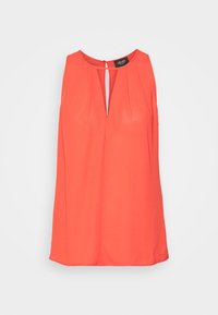Blouse corail sans manches avec un col en trou de serrure et de subtils plis près du col, présentée sur fond blanc.