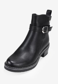 Stivale alla caviglia nero in pelle texturizzata con punta rotonda, dettaglio con fibbia laterale e tacco basso. Cuciture decorative lungo la suola.