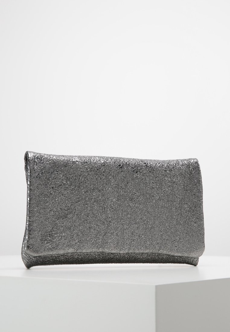 Borsa a pochette metallica argento con superficie texturizzata, forma rettangolare e bordi lisci, adatta per l'uso serale.