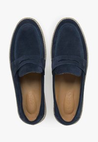 Granatowe zamszowe mokasyny z przeszywanym wzorem i teksturowaną juty podeszwą. Gładkie skórzane wnętrze z minimalistycznymi akcentami.