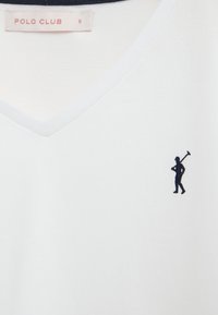 Witte V-hals shirt met een kleine marineblauwe geborduurde silhouet van een man die een polo mallet vasthoudt op de borst en een label met "POLO CLUB".