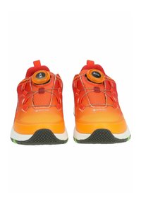 Helle orange Sportchuhe mit einem strukturierten Obermaterial, ausgestattet mit einem BOA-Schnürsystem, EVA-Zwischensohle und Gummiaußensohle mit grünen Akzenten.
