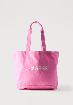 Ružová látková taška na rameno s dvoma rukoväťami a bielym logom "ARKK" na prednej strane na jednoduchom svetlom pozadí.