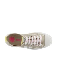 Sneaker a rete beige con suola in gomma bianca, dettagli rosa sui lacci e sul logo. Presenta una punta rotonda e una parte superiore testurizzata per la traspirabilità.