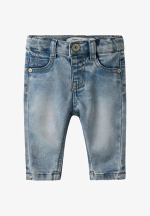 Svetlo modre kavbojke z izpranim videzom. Imajo sprednje žepe, zapenjanje na gumbe in všite detajle ob šivih.