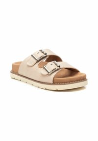 Sandali infradito in suede beige con due fibbie argentate regolabili, soletta morbida marrone e una spessa suola in gomma bianca con bordo cucito.