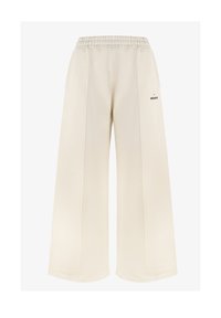 Wijdvallende sweatpants in lichtbeige, met een gathered elastische tailleband en minimalistisch zwart logo-detail. Soepele stoftextuur.